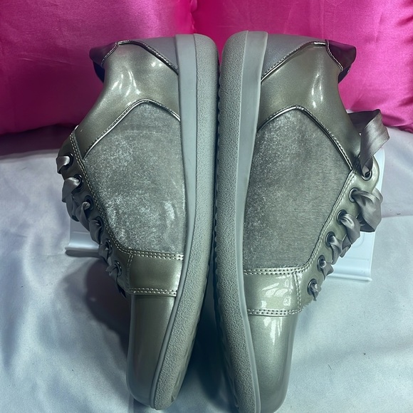 (A2)‎ Geox Patent Velvet Lace 
Women's Silver Fashion Comfort Sneakers Size 9 - Picture 10 of 11
